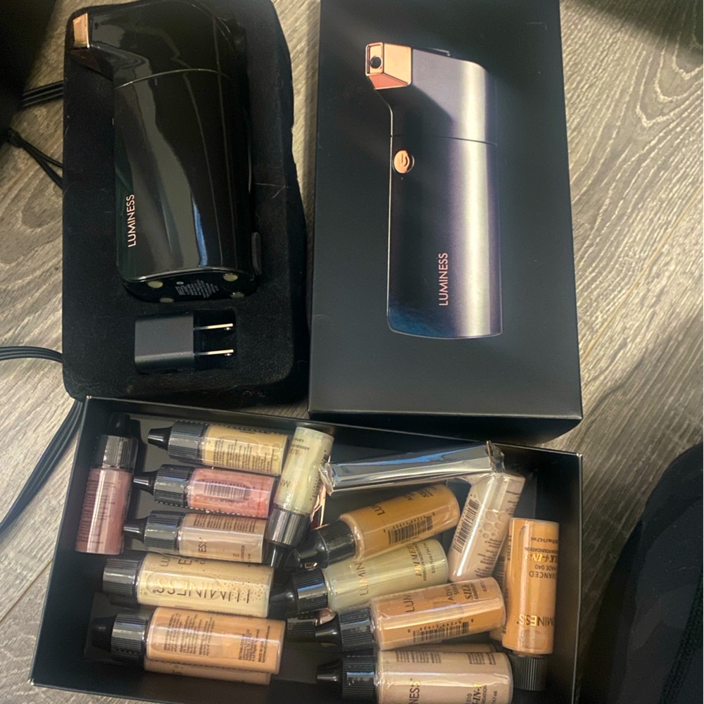 Luminess Airbrush system kit
Never been used